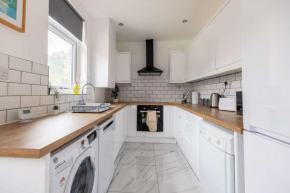 Free Parking - 4 Bedroom House